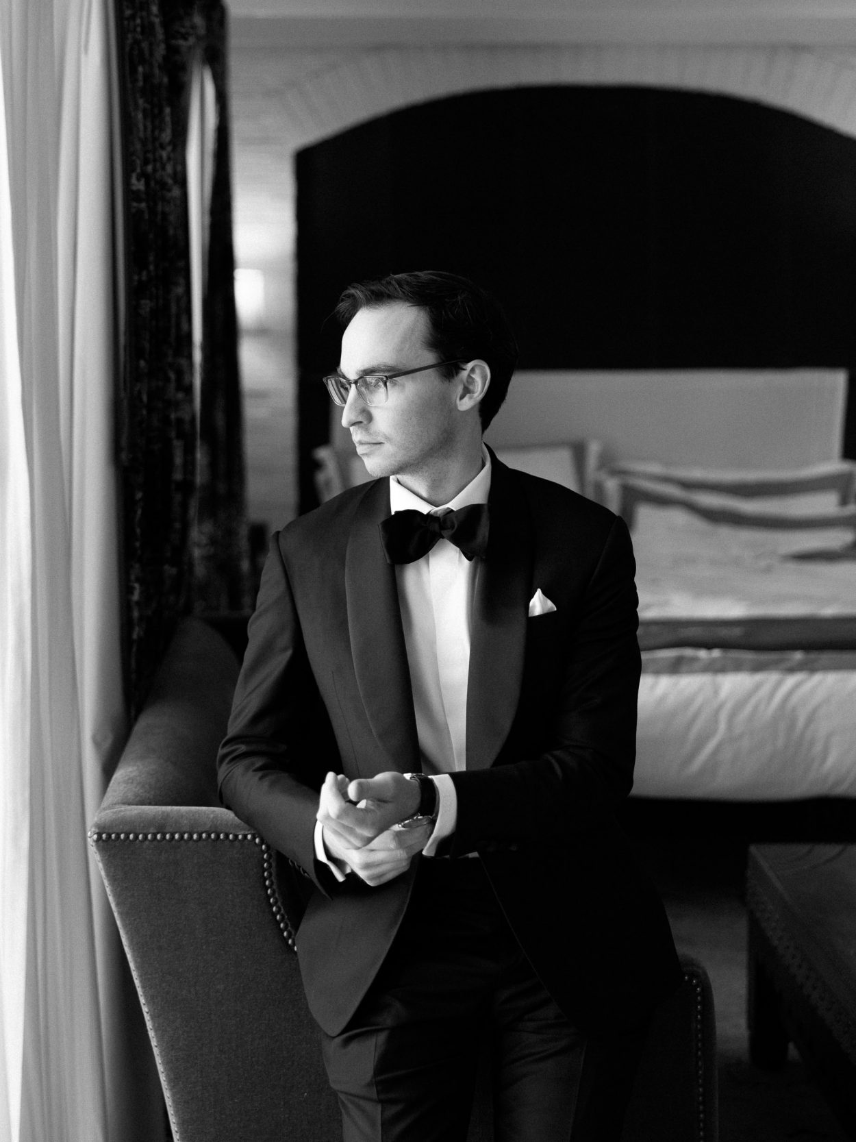 A stylish New York City wedding, rustic brick walls, velvet drapery, and golden candlelight, capturing the intimate, cinematic atmosphere of the iconic venue.