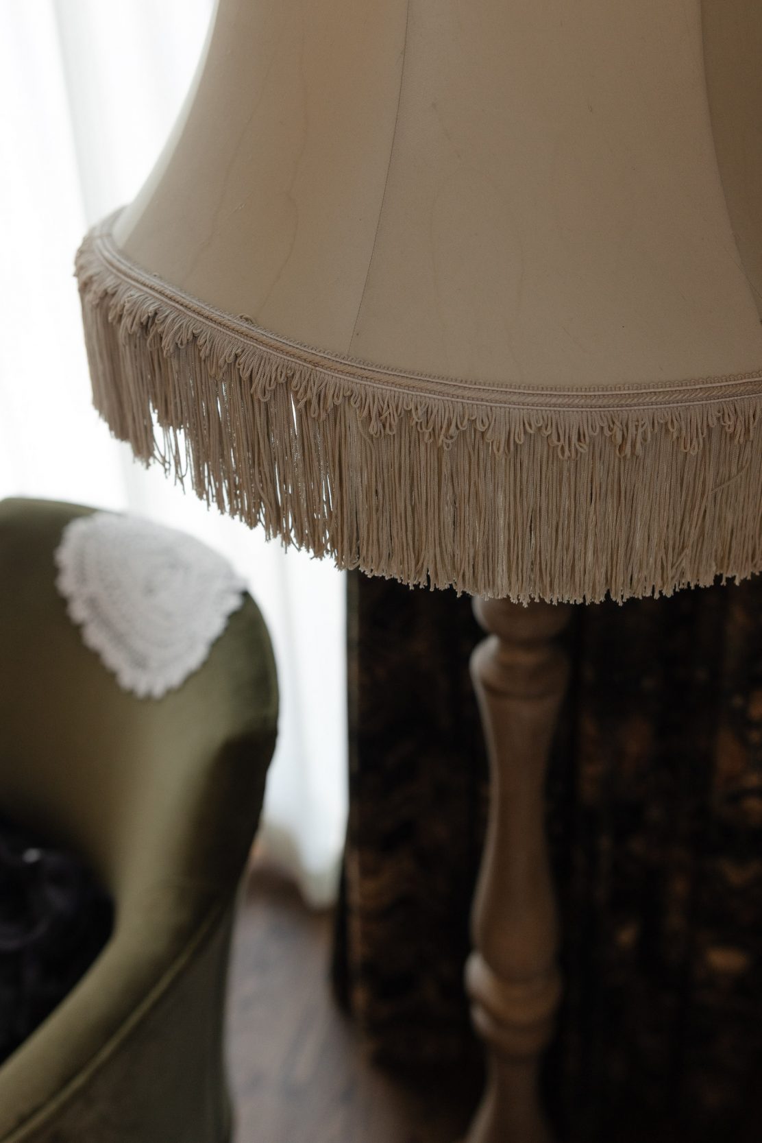 A stylish New York City wedding, rustic brick walls, velvet drapery, and golden candlelight, capturing the intimate, cinematic atmosphere of the iconic venue.