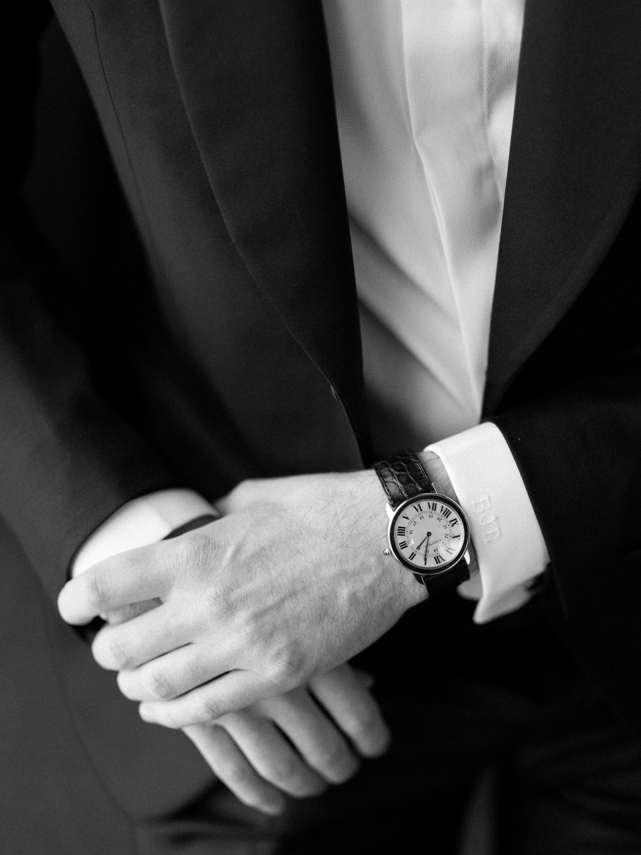 A stylish New York City wedding, rustic brick walls, velvet drapery, and golden candlelight, capturing the intimate, cinematic atmosphere of the iconic venue.